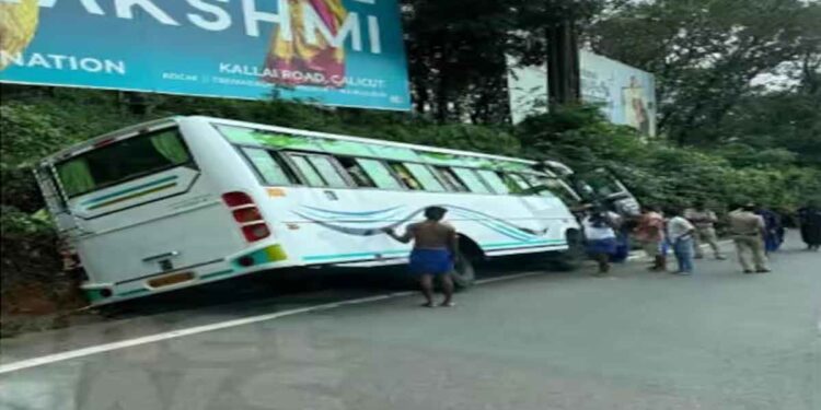 താമരശ്ശേരി ചുരത്തിൽ ശബരിമല തീര്‍ത്ഥാടകർ സഞ്ചരിച്ച ബസ് അഴുക്ക് ചാലിൽ കുടുങ്ങി