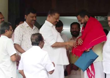 പി സരിനെ സിപിഎമ്മിലെടുത്തു ; ചുവപ്പ് ഷാളണിയിച്ച് സംസ്ഥാനസെക്രട്ടറി