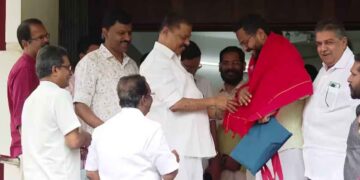 പി സരിനെ സിപിഎമ്മിലെടുത്തു ; ചുവപ്പ് ഷാളണിയിച്ച് സംസ്ഥാനസെക്രട്ടറി
