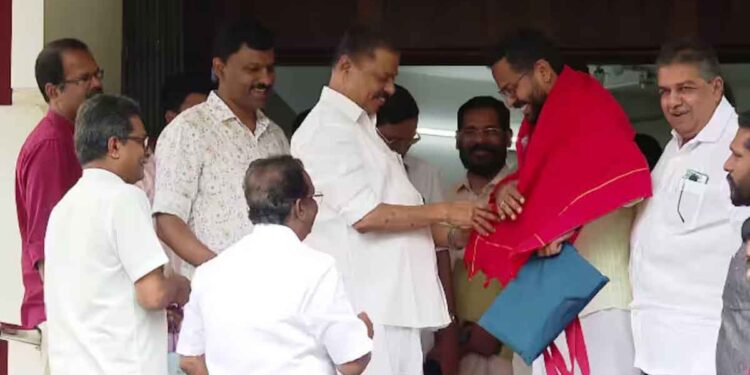 പി സരിനെ സിപിഎമ്മിലെടുത്തു ; ചുവപ്പ് ഷാളണിയിച്ച് സംസ്ഥാനസെക്രട്ടറി