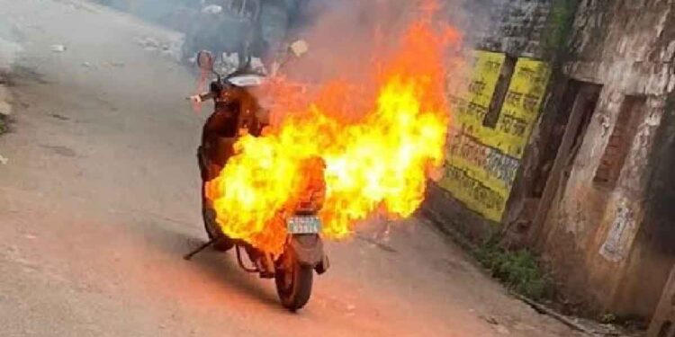 ഓടിക്കൊണ്ടിരിക്കെ ഇലക്ട്രിക് സ്‌കൂട്ടറിന് തീപിടിച്ചു