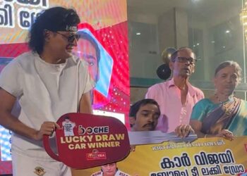 ബോചെ ടീ ലക്കി ഡ്രോ വിജയികള്‍ക്കുള്ള കാറുകളും ഐഫോണുകളും സമ്മാനിച്ചു