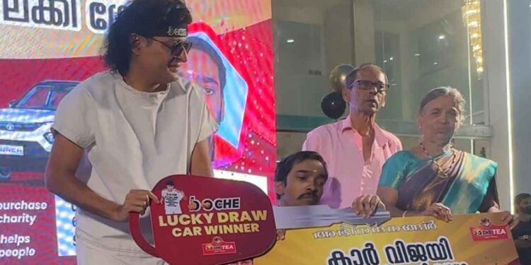 ബോചെ ടീ ലക്കി ഡ്രോ വിജയികള്‍ക്കുള്ള കാറുകളും ഐഫോണുകളും സമ്മാനിച്ചു