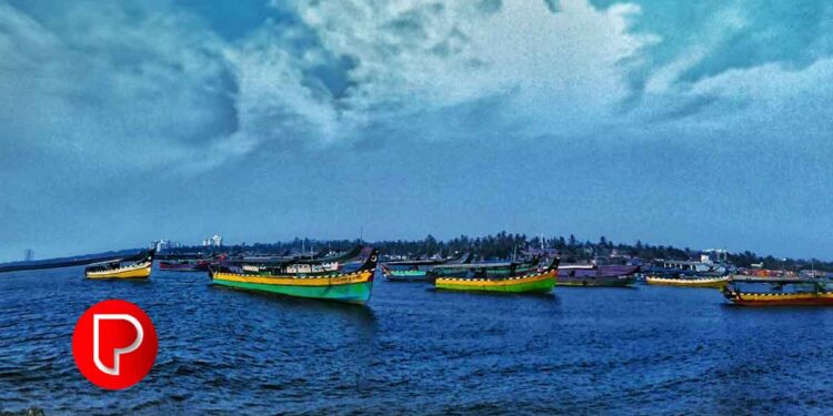 നിയമവിരുദ്ധ മത്സ്യബന്ധനം: കോഴിക്കോട് രണ്ട് ബോട്ടുകള്‍ കസ്റ്റഡിയില്‍