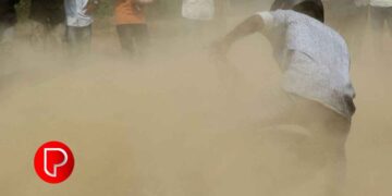 താമരശ്ശേരിയിൽ വിവാഹ പാർട്ടിയുടെ വാഹനത്തിന് മുന്നിൽ ബൈക്ക് സ്റ്റണ്ട്; ചോദ്യം ചെയ്തതോടെ റോഡിന് നടുവിൽ വെച്ച് അടിപിടി