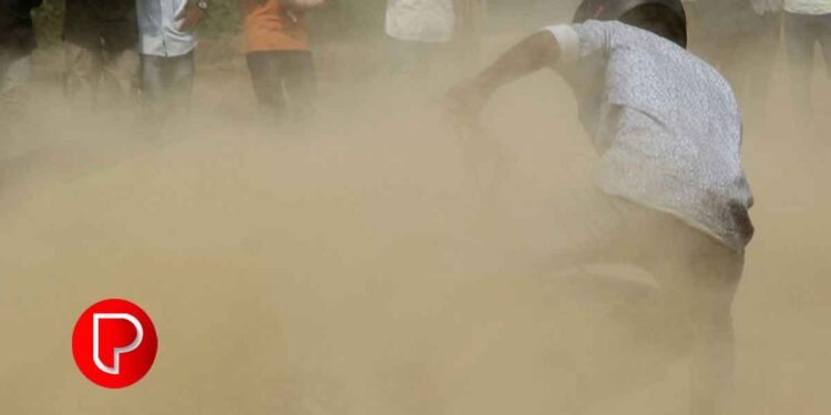 താമരശ്ശേരിയിൽ വിവാഹ പാർട്ടിയുടെ വാഹനത്തിന് മുന്നിൽ ബൈക്ക് സ്റ്റണ്ട്; ചോദ്യം ചെയ്തതോടെ റോഡിന് നടുവിൽ വെച്ച് അടിപിടി