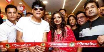 കുംഭമേളയിലെ വൈറല്‍ താരം മൊണാലിസ ബോചെയോടൊപ്പം കോഴിക്കോട്