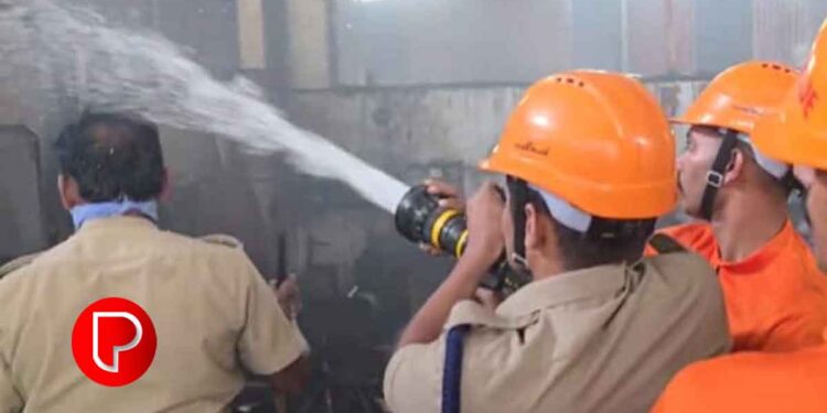 ഓമശ്ശേരി പുത്തൂരിൽ കടയില്‍ മാലിന്യം കൂട്ടിയിട്ട് കത്തിച്ചത് വിനയായി; തീപിടിച്ച്‌ നശിച്ചത് നാല് ലക്ഷം രൂപയുടെ ഫര്‍ണിച്ചര്‍