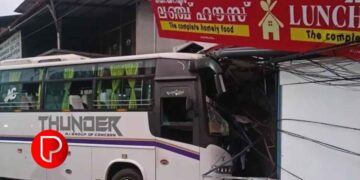 കുന്ദമംഗലത്ത് ടൂറിസ്റ്റ് ബസ് നിയന്ത്രണം വിട്ട് അപകടം; കടകള്‍ തകര്‍ന്നു