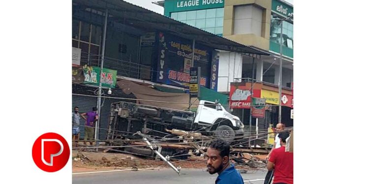 കൊടുവള്ളി നെല്ലാംകണ്ടിയിൽ ഫ്രഷ്കട്ടിൻ്റെ മിനി കണ്ടയ്നർ ലോറി മറിഞ്ഞ് അപകടം
