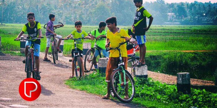 സ്കൂളിൽ കുട്ടികളുടെ മുന്നിൽ അധ്യാപകരുടെ ഭക്ഷണപാർട്ടി വേണ്ട -ബാലാവകാശ കമീഷൻ