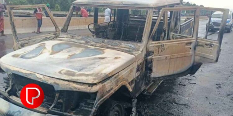 പയ്യോളിയിൽ ബൊലേറോ പിക്കപ്പ് വാനിന് തീപിടിച്ച്‌ കത്തിനശിച്ചു; അപകടത്തില്‍പ്പെട്ടത് കെ.എസ്.ഇ.ബിയുടെ കരാർ പ്രകാരമുള്ള വാഹനം