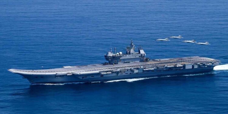 പാക് സമുദ്രാതിര്‍ത്തിയ്ക്ക് സമീപം കരുത്ത് കാട്ടി ഇന്ത്യൻ നാവികസേന