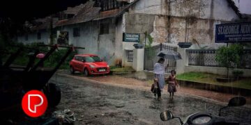 ശക്തമായ മഴ: തോട്ടുമുക്കത്ത് വീടിന്‍റെ മേല്‍ക്കൂര തകർന്നു വീണു