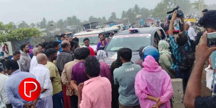 തട്ടുകടകൾ ഒഴിപ്പിച്ച് അധികൃതർ ഒഴിപ്പിച്ച് ലോറികളിൽ കൊണ്ടുപോയി; കോഴിക്കോട് സൗത്ത് ബീച്ചിൽ പ്രതിഷേധം