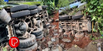 കനത്ത മഴ; മാവൂരില്‍ റോഡിന്റെ അരിക് ഇടിഞ്ഞ് ലോറി മറിഞ്ഞു; ആർക്കും പരിക്കില്ല