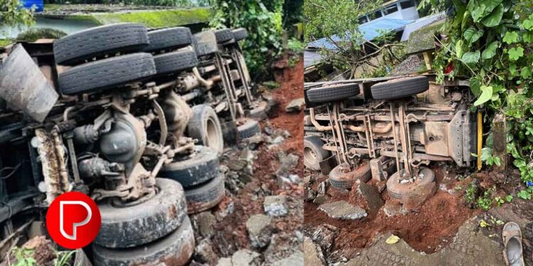 കനത്ത മഴ; മാവൂരില്‍ റോഡിന്റെ അരിക് ഇടിഞ്ഞ് ലോറി മറിഞ്ഞു; ആർക്കും പരിക്കില്ല