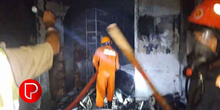 മാവൂരില്‍ വാഹന ഷോറൂമിൽ വന്‍ തീപിടിത്തം; മുഴുവന്‍ ഇരുചക്ര വാഹനങ്ങളും കത്തി നശിച്ചു