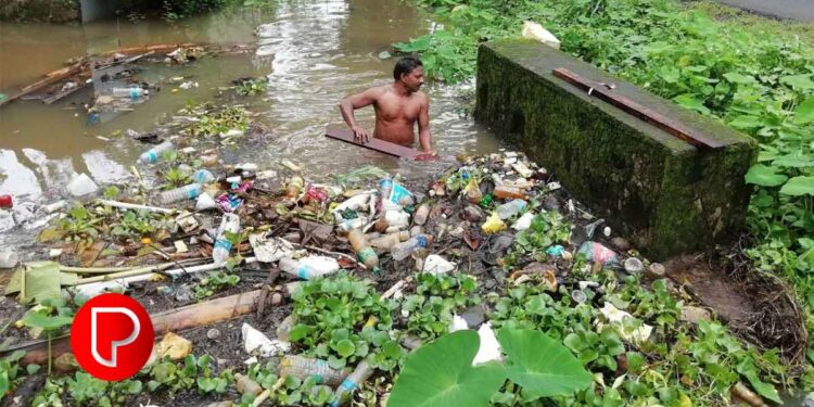കുറ്റികടവ് ചെറുപുഴയിൽ മാലിന്യം; വെള്ളത്തിന് നിറം മാറ്റം