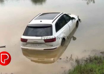 മാവൂരിൽ ഓഡി കാർ വെള്ളക്കെട്ടിലേക്ക് മറിഞ്ഞു; ആർക്കും പരിക്കില്ല
