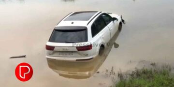 മാവൂരിൽ ഓഡി കാർ വെള്ളക്കെട്ടിലേക്ക് മറിഞ്ഞു; ആർക്കും പരിക്കില്ല