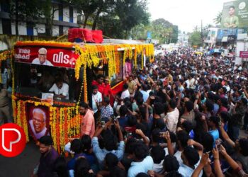 വി.എസിനെ കാണാൻ മഴയെ അവഗണിച്ചും ജനസാഗരം; പുന്നപ്ര സമര നായകൻ ആലപ്പുഴയുടെ വിപ്ലവ മണ്ണിൽ