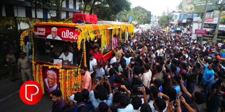 വി.എസിനെ കാണാൻ മഴയെ അവഗണിച്ചും ജനസാഗരം; പുന്നപ്ര സമര നായകൻ ആലപ്പുഴയുടെ വിപ്ലവ മണ്ണിൽ