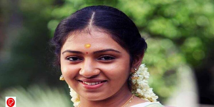 ഐടി ജീവനക്കാരനെ കാര്‍ തടഞ്ഞ് തട്ടിക്കൊണ്ടുപോവുകയും മര്‍ദിച്ച് വഴിയില്‍ ഉപേക്ഷിക്കുകയുംചെയ്ത കേസ്‌ ; നടി ലക്ഷ്മി മേനോന്‍ ഒളിവിൽ