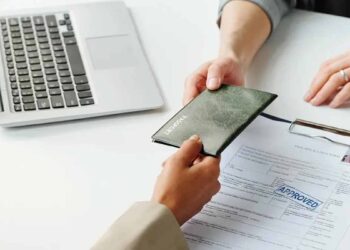 യുഎഇയിൽ പുതിയ സന്ദർശകവിസകൾ; കുടുംബത്തെകൊണ്ടുവരാന്‍ 4000 ദിര്‍ഹം ശമ്പളം വേണം