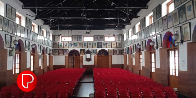 കാലിക്കറ്റ് ടൗണ്‍ഹാളില്‍ ഐ.വി ശശിയുടെ ഛായാപടമില്ല; കോര്‍പ്പറേഷന് വക്കീല്‍ നോട്ടീസ് അയച്ചു