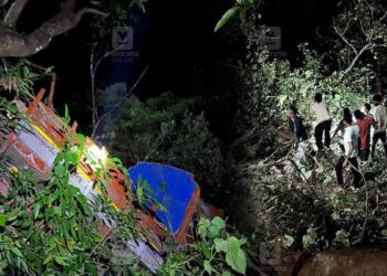 മാനന്തവാടിയിൽ 100 അടി താഴ്ചയിലേക്ക് ലോറി വീണു ; ഡ്രൈവർക്ക് ദാരുണാന്ത്യം