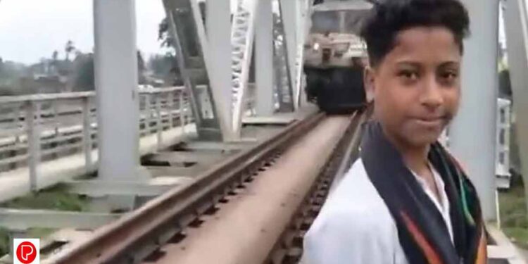 ട്രെയിൻ വരുന്നത് കണ്ടിട്ടും റെയിൽവേ ട്രാക്കിൽ റീൽസ് ചിത്രീകരണം ; 15 വയസ്സുകാരൻ ട്രെയിൻ തട്ടി മരിച്ചു വീഡിയോ