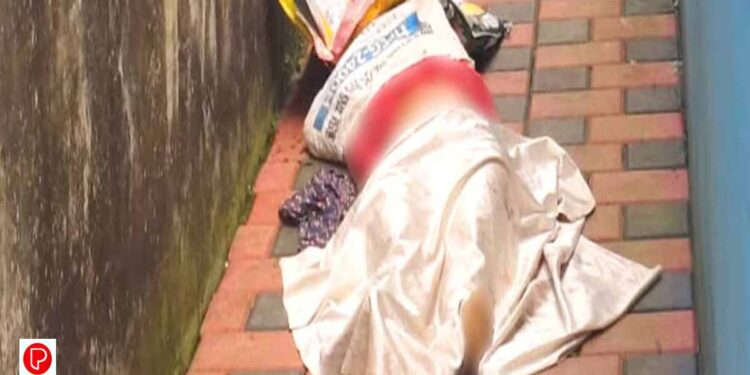 വീട്ടുവളപ്പിൽ സ്ത്രീയുടെ ജഡം ചാക്കുകൊണ്ട് മൂടിയ നിലയിൽ ; മൃതദേഹത്തിനരികിൽ കിടന്നുറങ്ങി വീട്ടുടമസ്ഥൻ