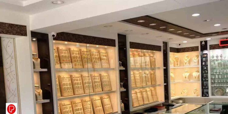 മുളകുപൊടിയെറിഞ്ഞ് ജൂവലറിയിലെ യുവതിയുടെ മോഷണശ്രമം ; പൊതിരെത്തല്ലി കടയുടമ