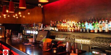 കൊച്ചിയിലെ ബാറില്‍ വടിവാളടക്കമുള്ള ആയുധങ്ങളുമായി ആക്രമണം നടത്തിയ സ്ത്രീ ഉൾപ്പെടെ മൂന്ന് പേരെ അറസ്റ്റ് ചെയ്തു.