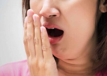 വായ്നാറ്റം ഉണ്ടാവുന്നത് പല കാരണങ്ങൾ ? പരിഹാരം വീട്ടിലുണ്ട്