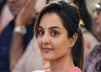 നീതിയുടെ വെളിച്ചം പൂർണമായും എത്തേണ്ടതുണ്ടെന്ന് ഉറക്കെ പ്രഖ്യാപിച്ചു മഞ്ജു ; പിന്നാലെ പൃഥ്വിയും സുപ്രിയയും അഹാനയും