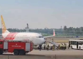 നെടുമ്പാശേരിയിൽ വിമാനത്തിന്റെ ടയറുകൾ പൊട്ടിത്തെറിച്ചു ;  ദുരന്തം വഴിമാറി