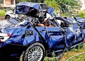 തിരുപൂരിൽ മെഡിക്കൽ വിദ്യാർഥികൾ സഞ്ചരിച്ച കാർ നിർത്തിയിട്ടിരുന്ന തടിലോറിയിലേക്ക് ഇടിച്ചു കയറി വിദ്യാർഥിനിക്കു ദാരുണാന്ത്യം.